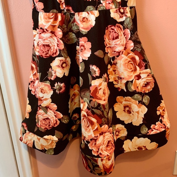 Sweet Daisy size medium floral dress - Picture 2 of 4